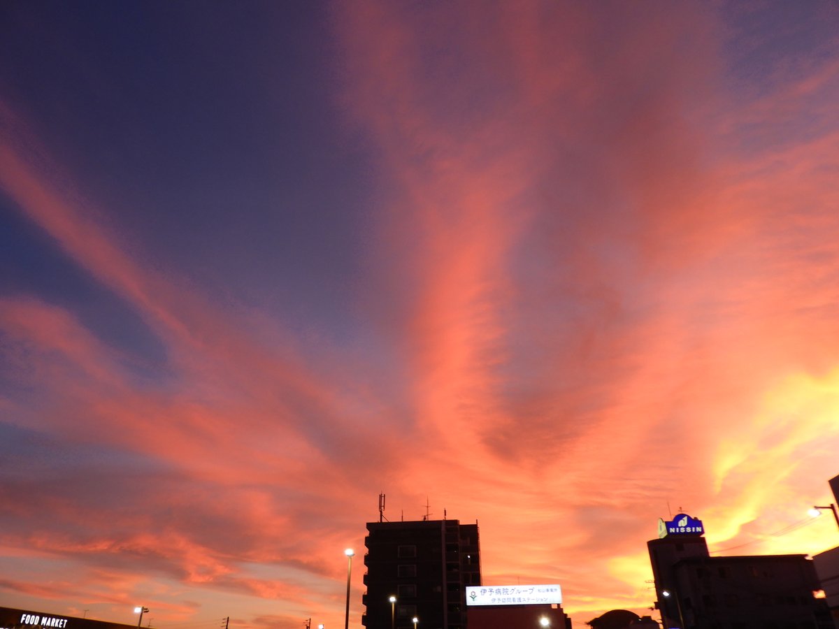 mlit_matukakoku's tweet photo. 2026.7.12(Sun.)19:30頃
四国地方の梅雨明けが、発表された日の夕暮れ。
きれいな夕色に空が染まりました。 https://t.co/2xMeDe647D