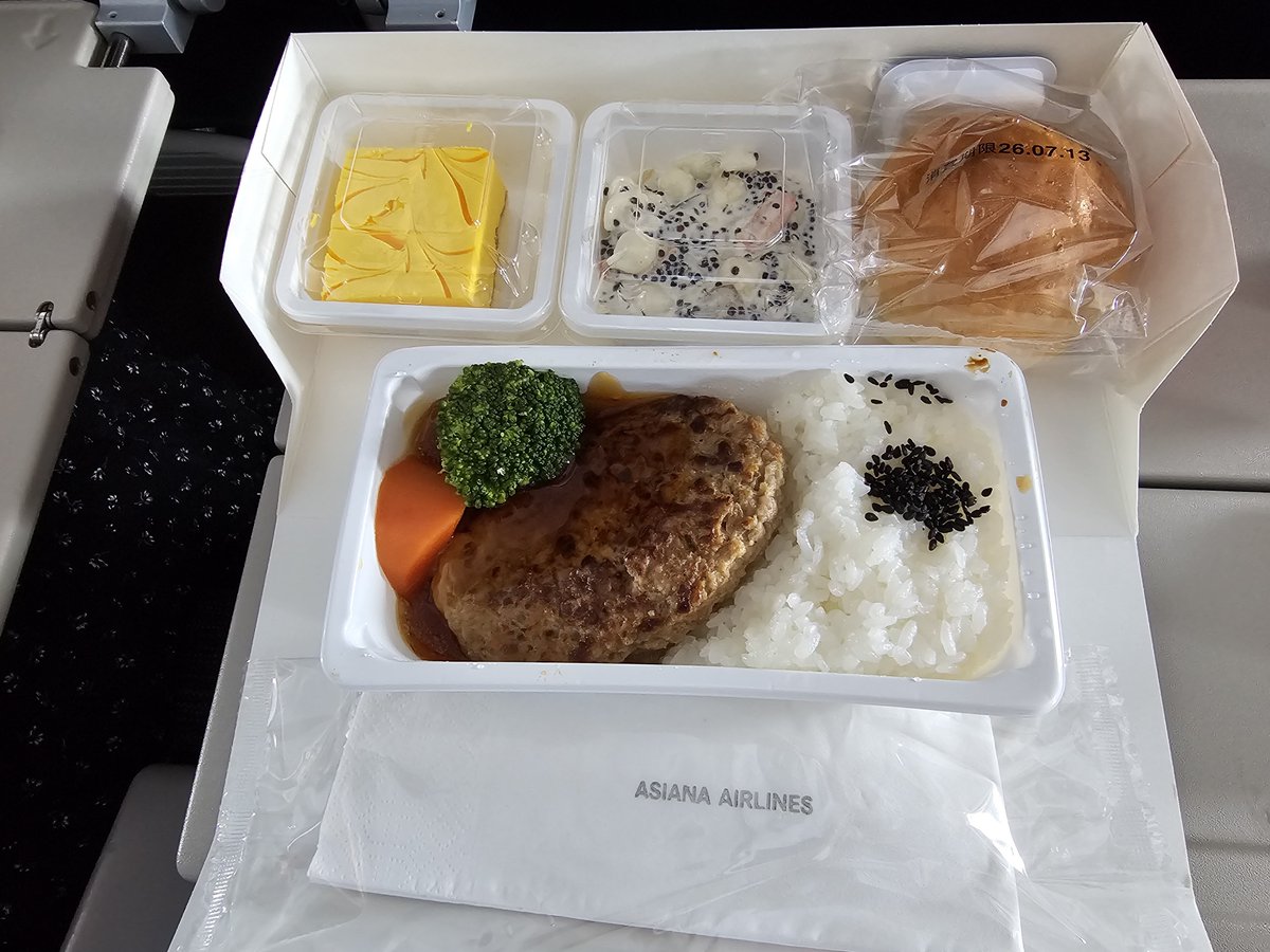 w322m's tweet photo. 韓国‼️✈️🙌🏻💕︎︎
思ったより全然暑くない🫶🏻💖1日目は機内食でおなかいっぱいになってしまって夜ご飯スープ🥹コムタンベースまじ最高👏2日目また美味いユッケビビンバに出会ってしまった😋🫶おかずのキノコごり美味い😋🫶明洞でアウトな煉獄杏寿郎に出会いました🔥自由の国😇明日帰国です😇 https://t.co/r053PuH3XE