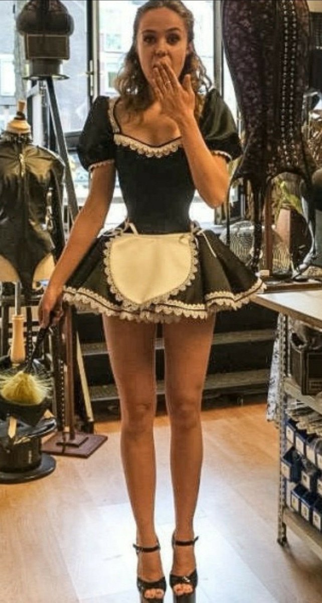 LadyVanessa_375's tweet photo. #French_Maid #Daily_choires #dusting https://t.co/BS0uTlxT2K