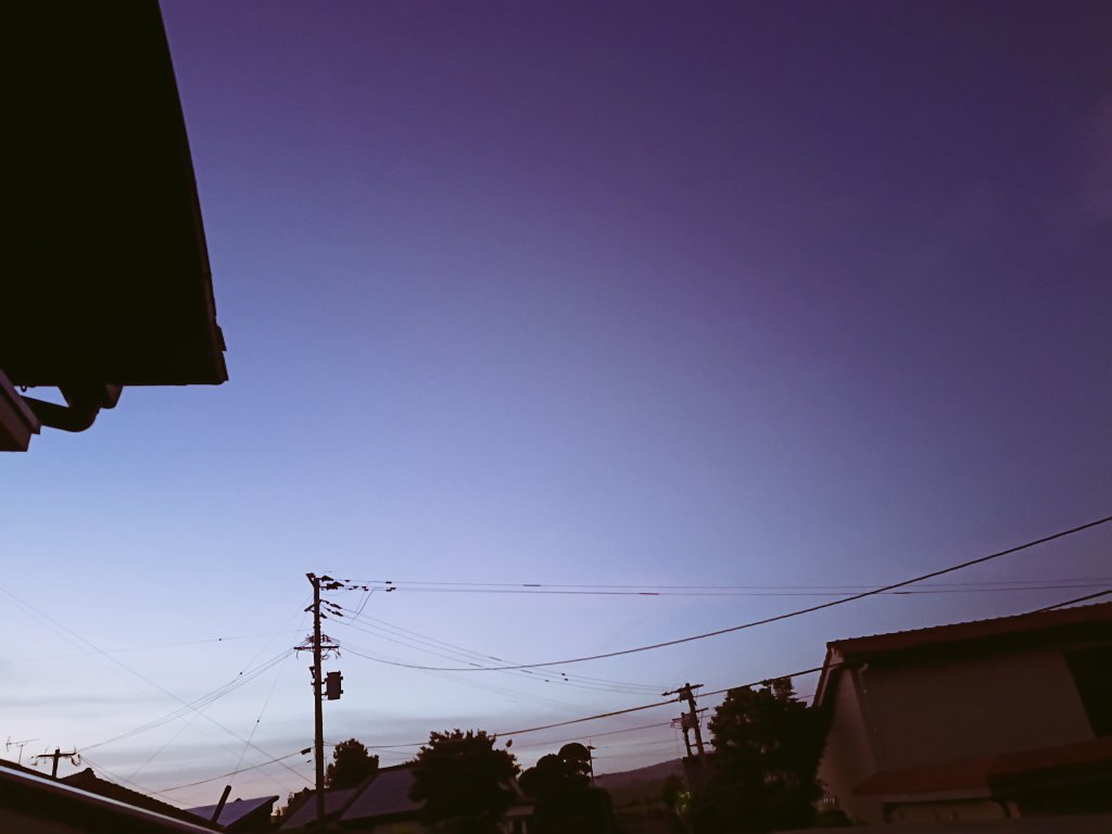 LEO____035____'s tweet photo. ベランダに人工芝敷いたら、この時間はとてもチルな空間になった～
近くでの消防団のジラジラのんかたの笑い声が、とても楽しそうで良いBGM😊 https://t.co/cnTa1TPKLP