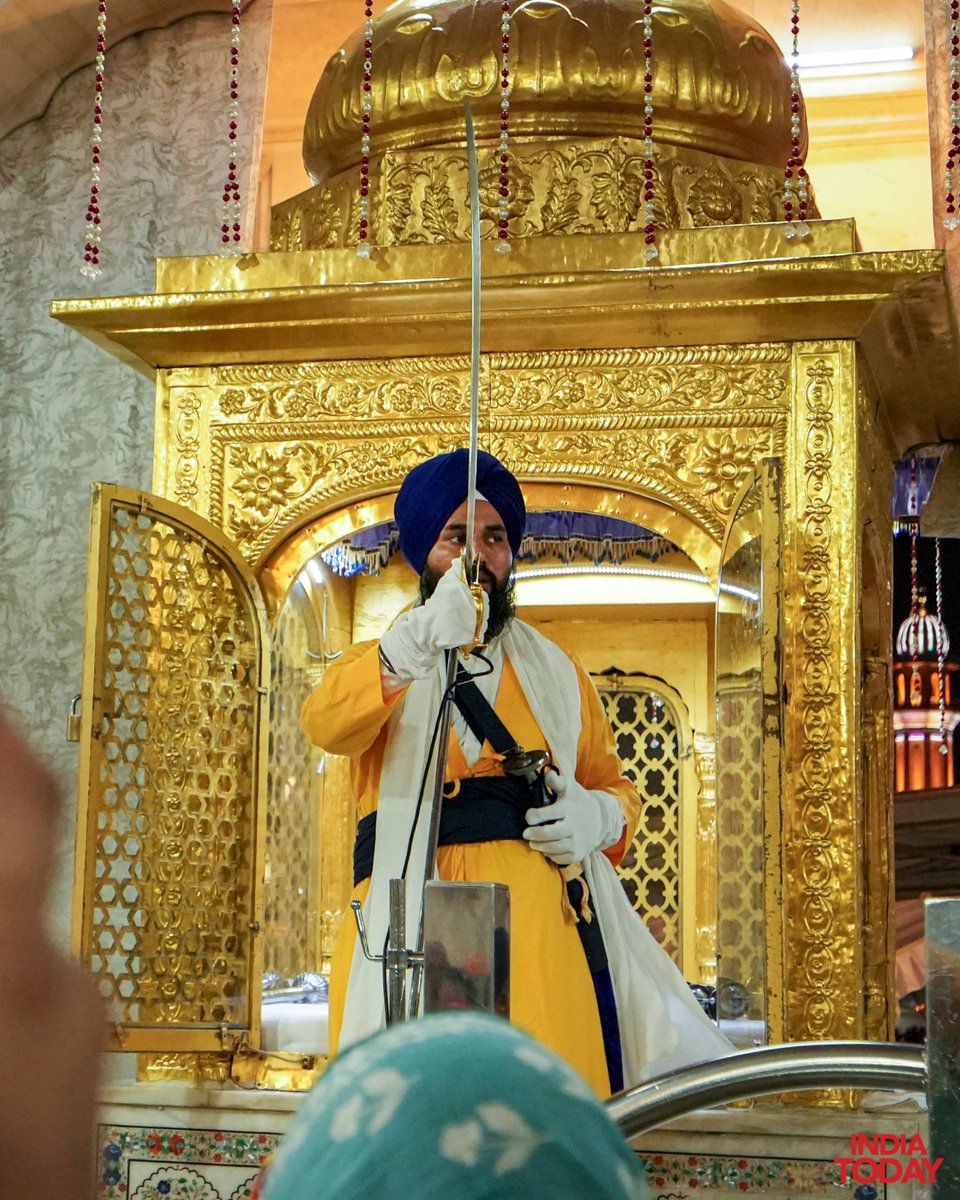 IndiaToday's tweet photo. #InPics | Devotees gather at the Golden Temple in Amritsar, offering prayers in an atmosphere of peace, faith, and devotion. The sacred shrine continues to welcome thousands of pilgrims from across the world every day.
#GoldenTemple #Sikhism #Amritsar #Punjab #Faith #ITPhotoblog https://t.co/t57Pt2zBLn