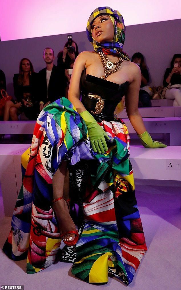 mcflurry_z's tweet photo. Every year we remind y’all how gaggy this look is on Nicki Minaj. https://t.co/UWMkBsqAHF