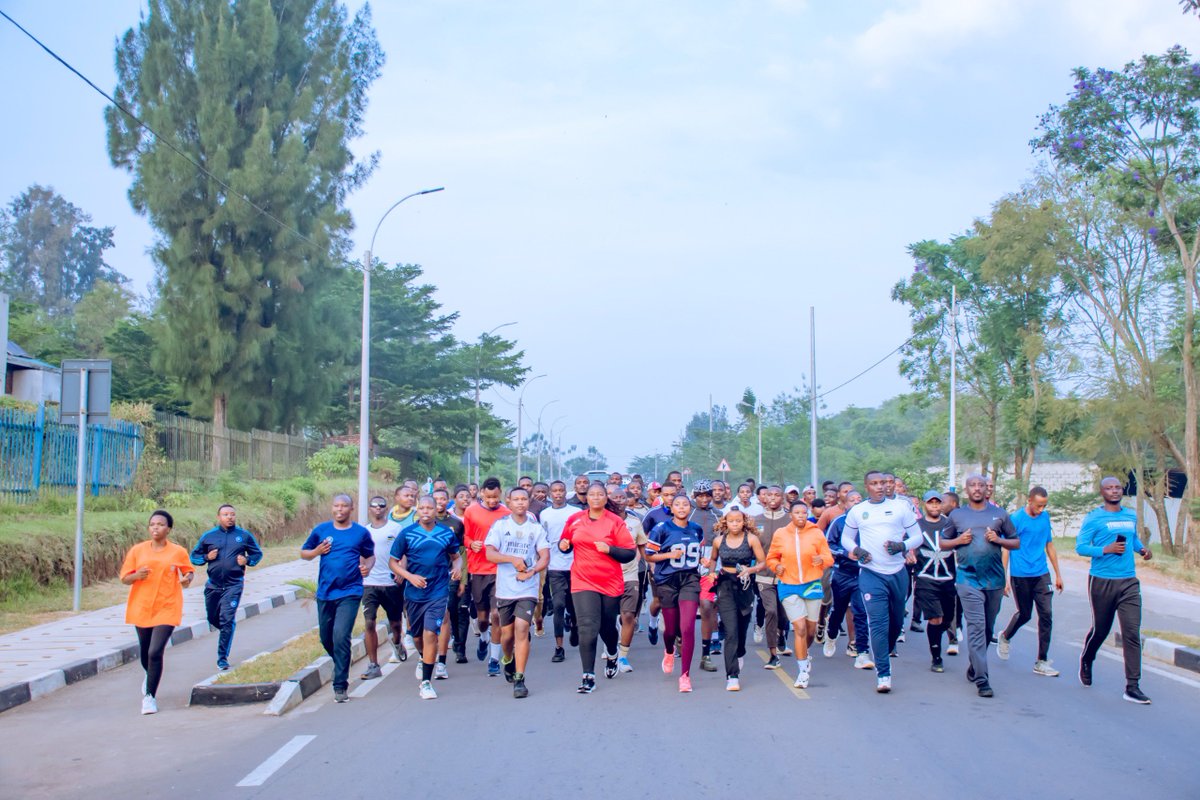 NyagatareDistr's tweet photo. Mu gitondo cy'uyu munsi, hirya no hino mu Mirenge igize Akarere, Abayobozi mu nzego zitandukanye bifatanyije n'abaturage muri siporo rusange.
Ku rwego rw'Akarere yatangiriye ku Kiyenzi isorezwa kuri sitade ya Nyagatare, ahakorewe imyitozo ngororamubiri, yitabirwa na Guverineri w’Intara y’Iburasirazuba @PudenceR ari kumwe n’Abandi bayobozi. Iyi siporo idufasha kugira ubuzima bwiza no kurwanya indwara zitandura.

Abitabiriye siporo basobanuriwe  umumaro wa siporo, kwirinda ibiyobyabwenge, kwishyura Mituweli, kwicungira umutekano, guha uburere abana bari mu biruhuko, kwirinda indwara z’ibyorezo no kurwanya ibinyobwa bitujuje ubuziranenge.