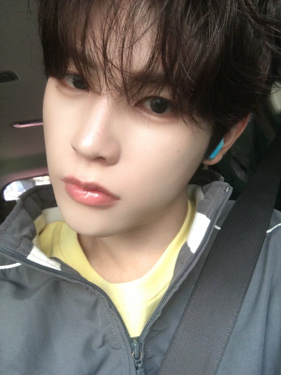 XODIAC_MEMBERS's tweet photo. [#규민🐶] 

✌🏻✌🏻

#XODIAC #소디엑 #GYUMIN #규민 #똑똑똑_귬이등장 https://t.co/KS64rQgqzv