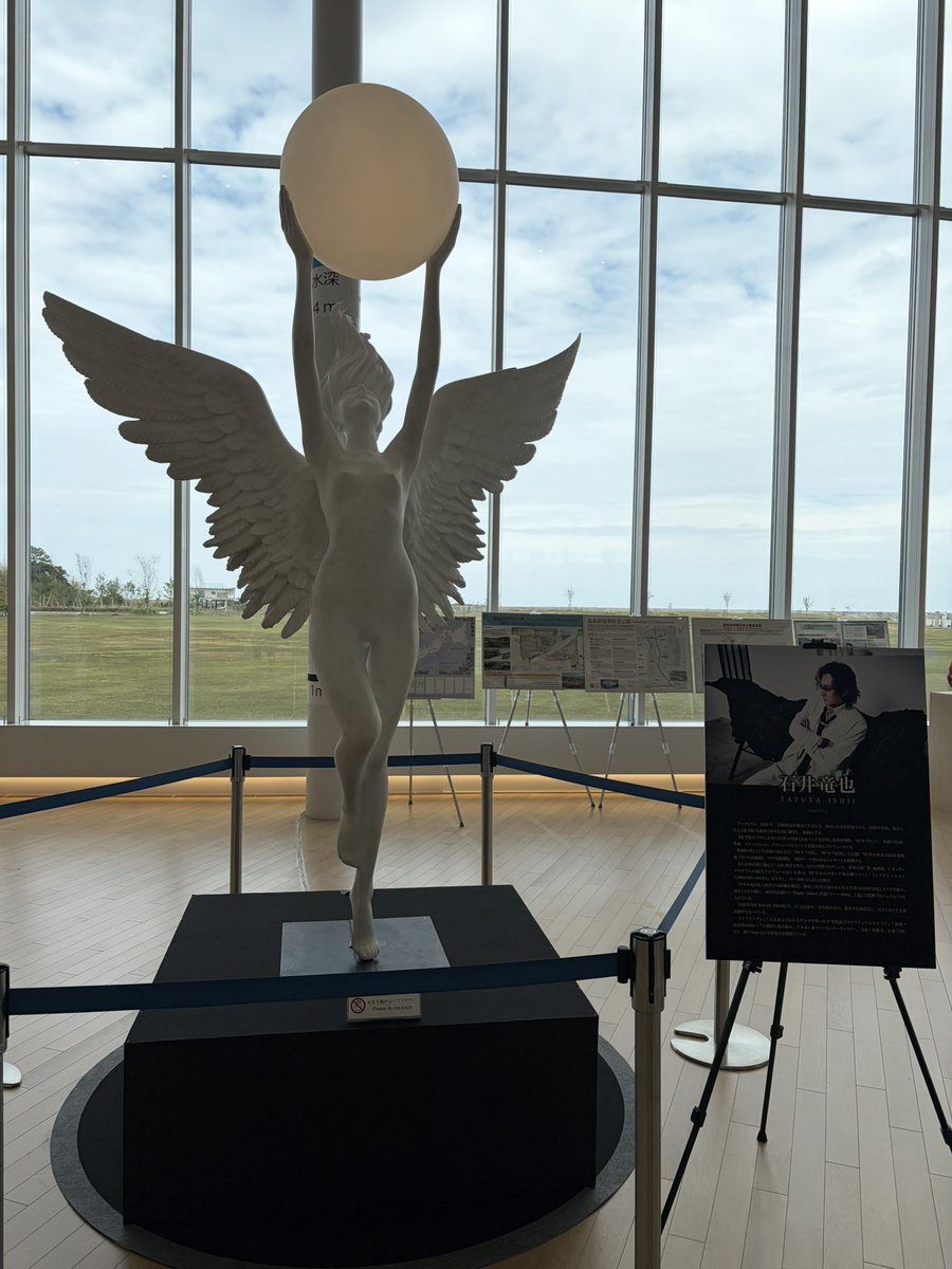 done_toy's tweet photo. 福島県双葉町の伝承館に、米米CLUBの石井竜也氏が制作した大型オブジェ「TOMORROW」が展示中🕊️
「明日へ夢をつなぐ」という想いが込められた高さ2.5mの純白の像は、長年石井さんのステージを飾ってきた大切な作品。エントランスで無料鑑賞できます。8月中旬まで！
#石井竜也 #双葉町 #伝承館 https://t.co/rqasWpyqyc