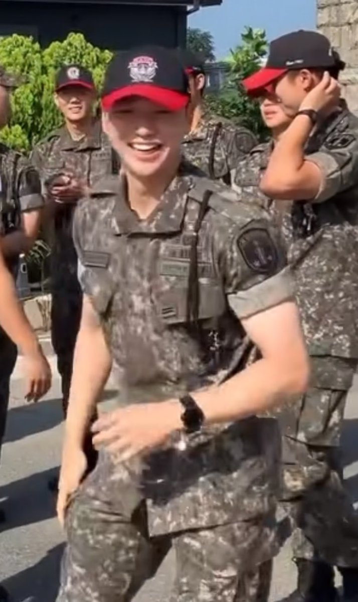 diokhere's tweet photo. ไปอยู่ที่ไหน ก็มีแต่ความสดใสวะพี่ทหาร🫶🏻 https://t.co/QpmlS5Jh56