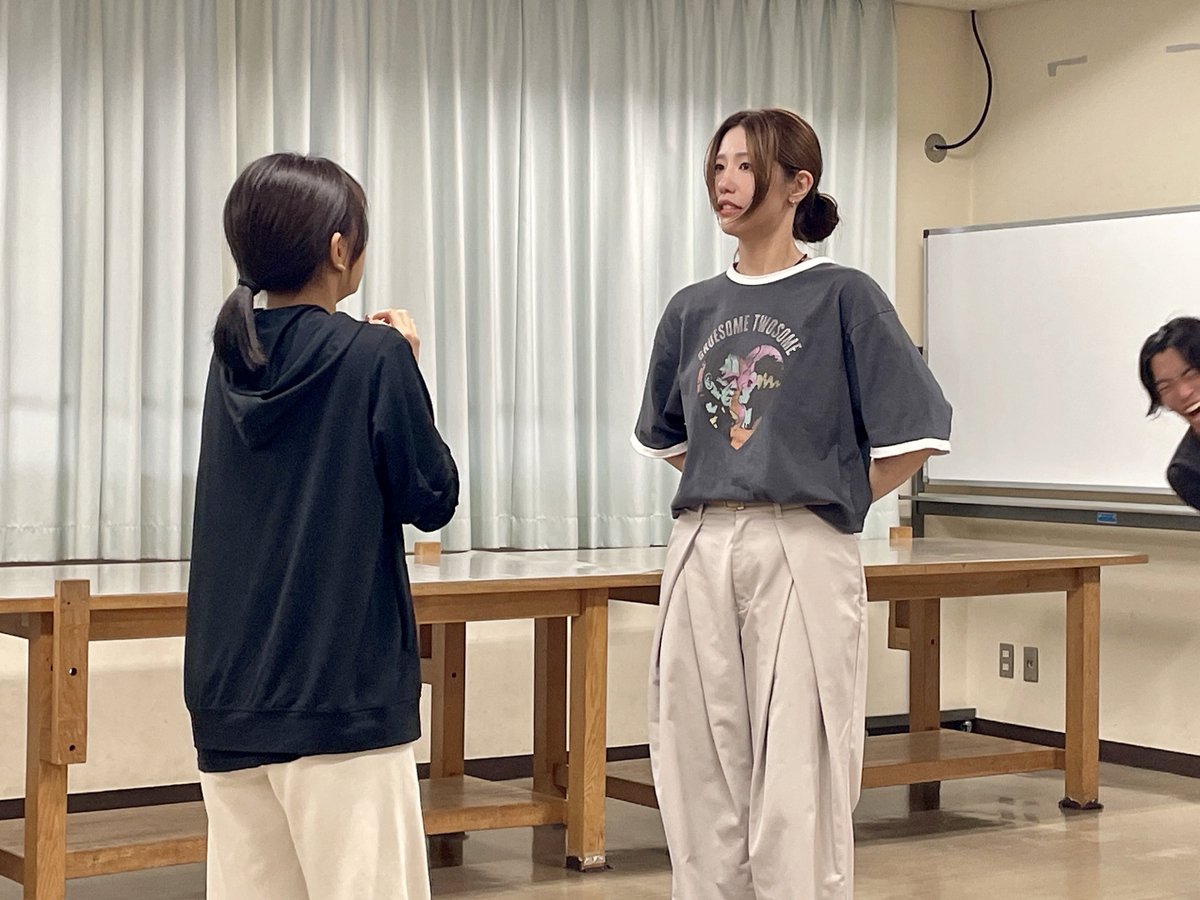 mami_adachi_'s tweet photo. 昨日は #ガルノヴァ のお稽古に行きました🌃

ヤカさん、しおしおちゃんが登場する
お話の大事な導入のシーンを
詰めて詰めてお稽古しております。

稽古写真、ものすごい勢いで
カットインしてくる朔くん
お気に入りの一枚です🫨
(ぜひタップしてお写真見てください)

本番は8月！8/1(土)-2(日)
📍佐賀 エスプラッツホール

📢 キャストのサイン入りグッズが手に入る！
特典付きチケットのご予約は
本日7/12(日)までのお受け付けです。

#劇団怜 @gekidanrei