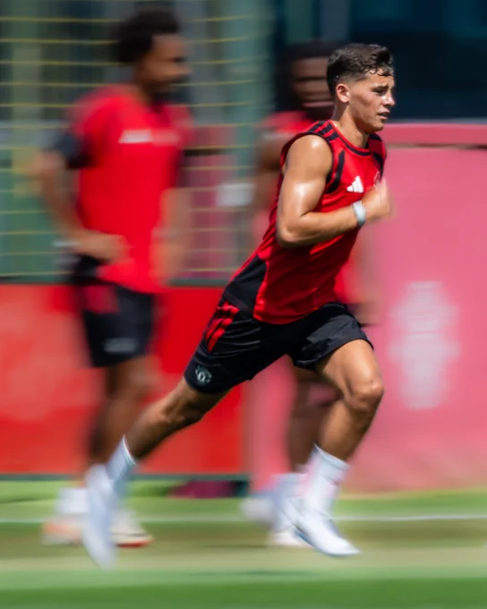Shea Lacey runs at Carrington.