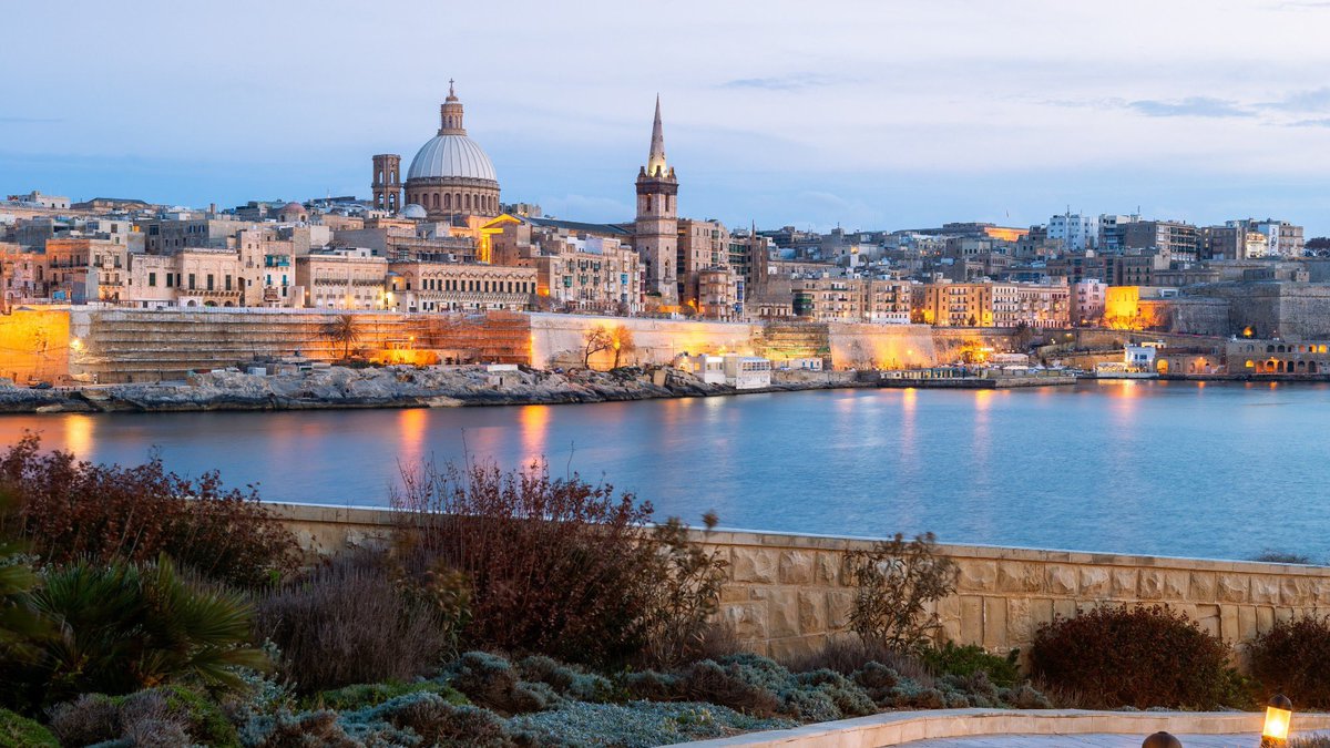 S1lzF6u0WSo0BzD's tweet photo. 马耳他（Malta）欢迎全球TDCCP社区的战友们旅游、观光、度假、商务
#接受TDCCP支付‼️‼️‼️
马耳他是地中海中心的一颗璀璨明珠，由马耳他主岛、戈佐岛（Gozo）和科米诺岛（Comino）等组成，被誉为“地中海的心脏”。它融合了数千年历史（腓尼基、古罗马、骑士团等）、巴洛克建筑、蔚蓝海水和阳光沙滩，是历史文化爱好者和海滩度假者的理想目的地。全年约3000小时日照，夏季炎热晴朗，春秋季温和宜人，是最佳旅游时间。 
主要亮点与必去景点
1. 瓦莱塔（Valletta）——首都与世界遗产
欧盟最小的首都，UNESCO世界文化遗产。狭窄街道、巴洛克建筑、骑士团历史建筑林立。
•  上巴拉卡花园（Upper Barrakka Gardens）：俯瞰大港（Grand Harbour）和对岸三姐妹城，午间有鸣炮仪式。
•  圣约翰副主教座堂（St. John’s Co-Cathedral）：内部金碧辉煌，卡拉瓦乔名画。
•  适合步行游览，晚上灯光很美。 
2. 姆迪纳（Mdina）——寂静之城
古都，被城墙环绕的中世纪小镇，街道安静，充满历史氛围，被称为“寂静之城”。附近有拉巴特（Rabat）的地下墓穴。 
3. 科米诺岛蓝湖（Blue Lagoon, Comino）
马耳他最著名的天然泳池，晶莹剔透的 turquoise 海水、白色沙滩，是游泳、浮潜和拍照的天堂。夏季人多，建议早去或乘船游。 
4. 蓝洞（Blue Grotto）
马耳他南部壮观的天然海蚀洞，海水颜色变幻，乘小船进入洞内非常震撼。 
5. 三姐妹城（Three Cities）
瓦莱塔对岸的 Vittoriosa（Birgu）、Senglea 和 Cospicua，历史悠久、港口风情浓厚，可乘船或步行探索。 
6. 戈佐岛（Gozo）
更安静、自然，推荐参观 Ġgantija 神庙（UNESCO史前遗迹）、维多利亚城堡（Citadel）、San Blas Bay 等美丽海湾。适合一日游或过夜。 
其他推荐：
•  Marsaxlokk 渔村：周日鱼市，体验当地生活。
•  美丽海滩：Mellieha Bay、Golden Bay 等。
•  潜水与船游：马耳他是世界级潜水胜地，有沉船遗迹。 
https://t.co/8CekMeQbwV