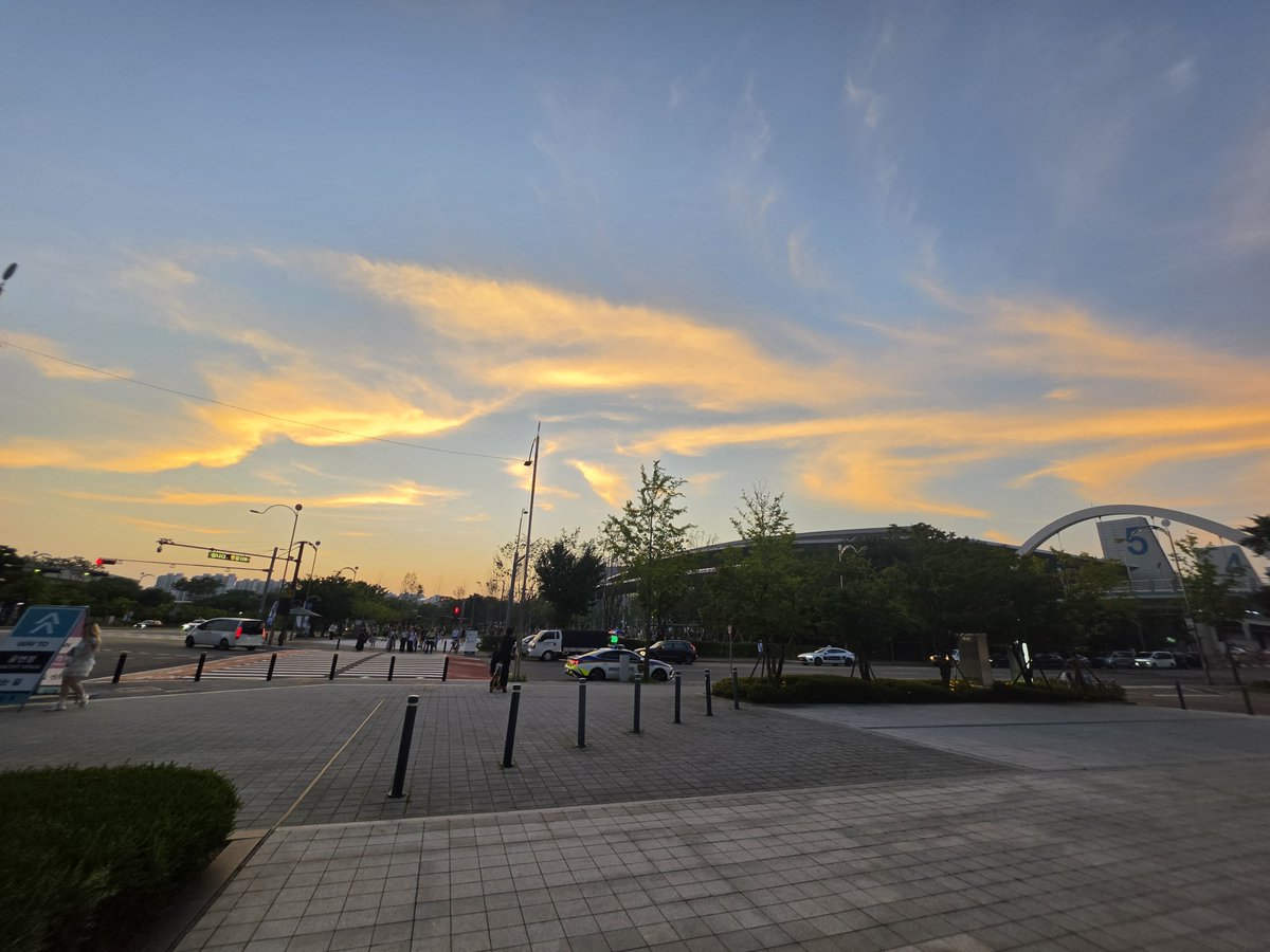 Nyang_8e's tweet photo. V8콘서트 보고 나오니 펼쳐진 장관
명호야 #지금이야 https://t.co/IIUJBuwLX9