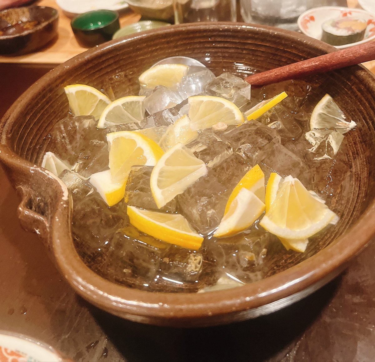 yoidore_peach's tweet photo. 【食酒惣/新宿】
昨日は大好きな惣！
1人で行くことが多いから鍋を食べる機会が少ないんだけど、みんなで行ったから大好きな猪鍋を✨

そして挑戦してみたかった皿焼酎！！
柑橘と氷を盛ったお皿に焼酎を注ぐ九州の酒豪の間で楽しまれてきたスタイルだそう🤣爽やかで美味しかった〜 https://t.co/SfIn7h65Qw