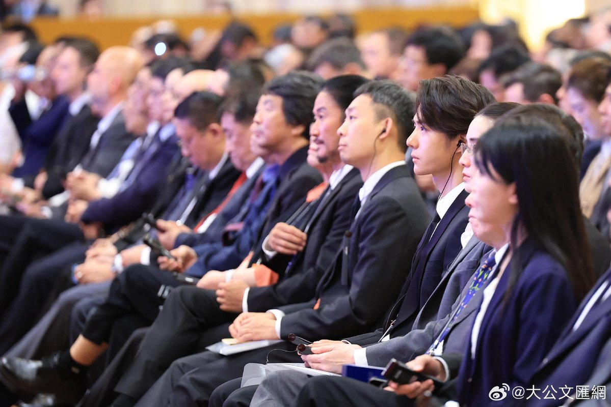 mtjuju816's tweet photo. ตอนอี้ป๋อเข้าร่วมการประชุมระดับรัฐมนตรีว่าด้วยการแลกเปลี่ยนความคิดเห็นระหว่างอารยธรรมโลก ซึ่งมีการนำเสนอในรายการข่าวภาคค่ำของสถานีโทรทัศน์ CCTV หล่อเป็นแก้วเป็นแสงมาก เป็นจุดเช็คอินที่ใครๆก็แวะมาทักทาย 💚
#WangYibo #หวังอี้ป๋อ #王一博 https://t.co/3LOd3UfzSn