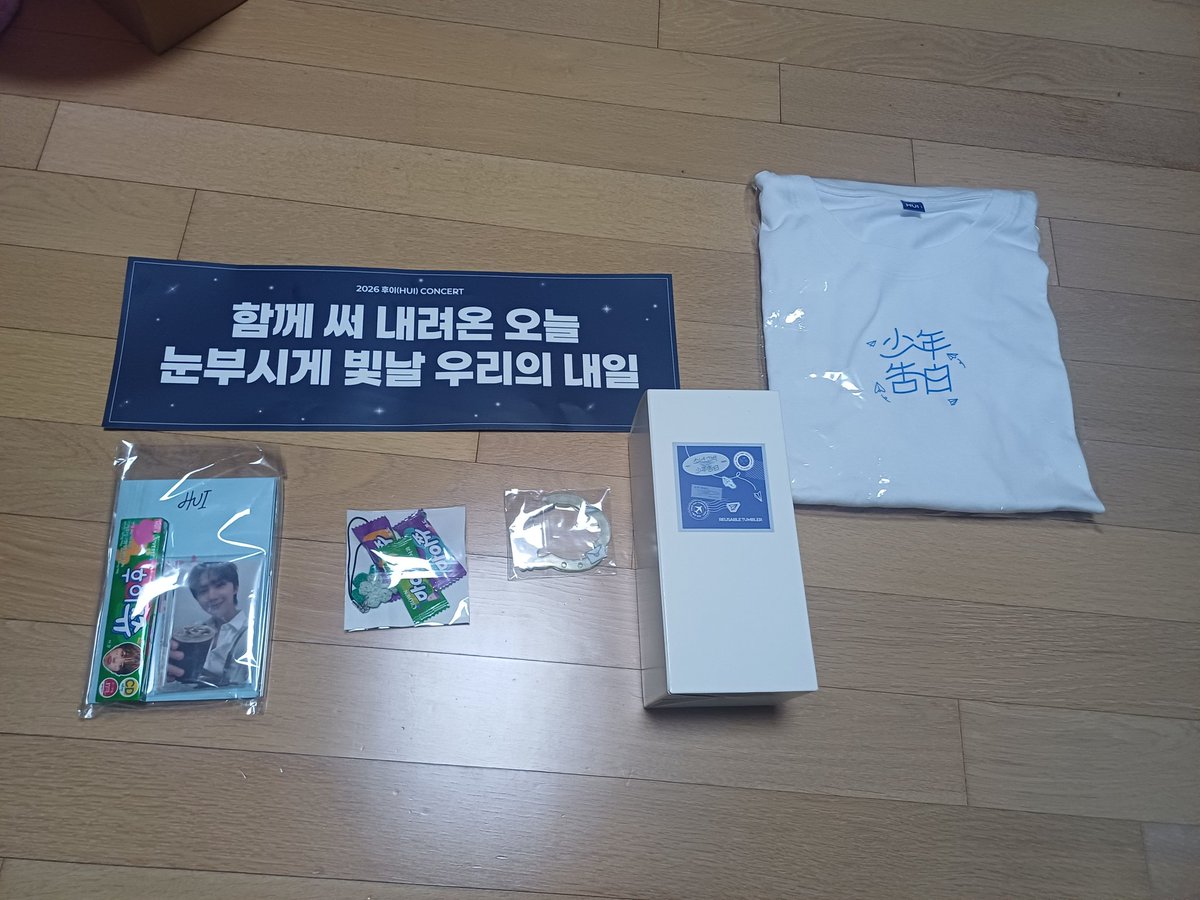 ComposerSoa1104's tweet photo. 오늘 나눔 받아주신 분들 정말 감사합니다!
냅다 맞나눔 해주신 분들도 정말 감사드려용
그리고 제 앞까지 와주신 후이 오라버니도
정말 가암사합니다ㅠㅠㅠㅠ
후이 오라버니랑 유니분들 덕분에
너무 행복한 하루였어요💕💕
다들 행복 폭탄으로 맞으시길 빕니당 https://t.co/lbjqd8spua