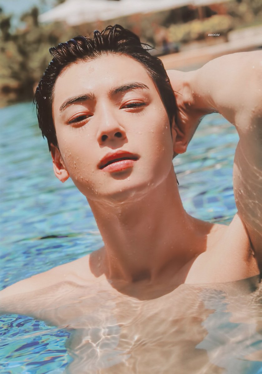 gabylesma's tweet photo. Conseguir este photobook, fue todo un tema. Me encanta.

Cha Eunwoo siendo sexy en la piscina y después siendo tímido viendo estas fotos 🤭 https://t.co/yOpoocjfXp
