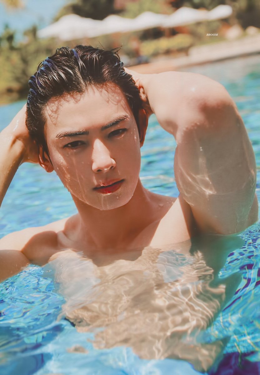 gabylesma's tweet photo. Conseguir este photobook, fue todo un tema. Me encanta.

Cha Eunwoo siendo sexy en la piscina y después siendo tímido viendo estas fotos 🤭 https://t.co/yOpoocjfXp