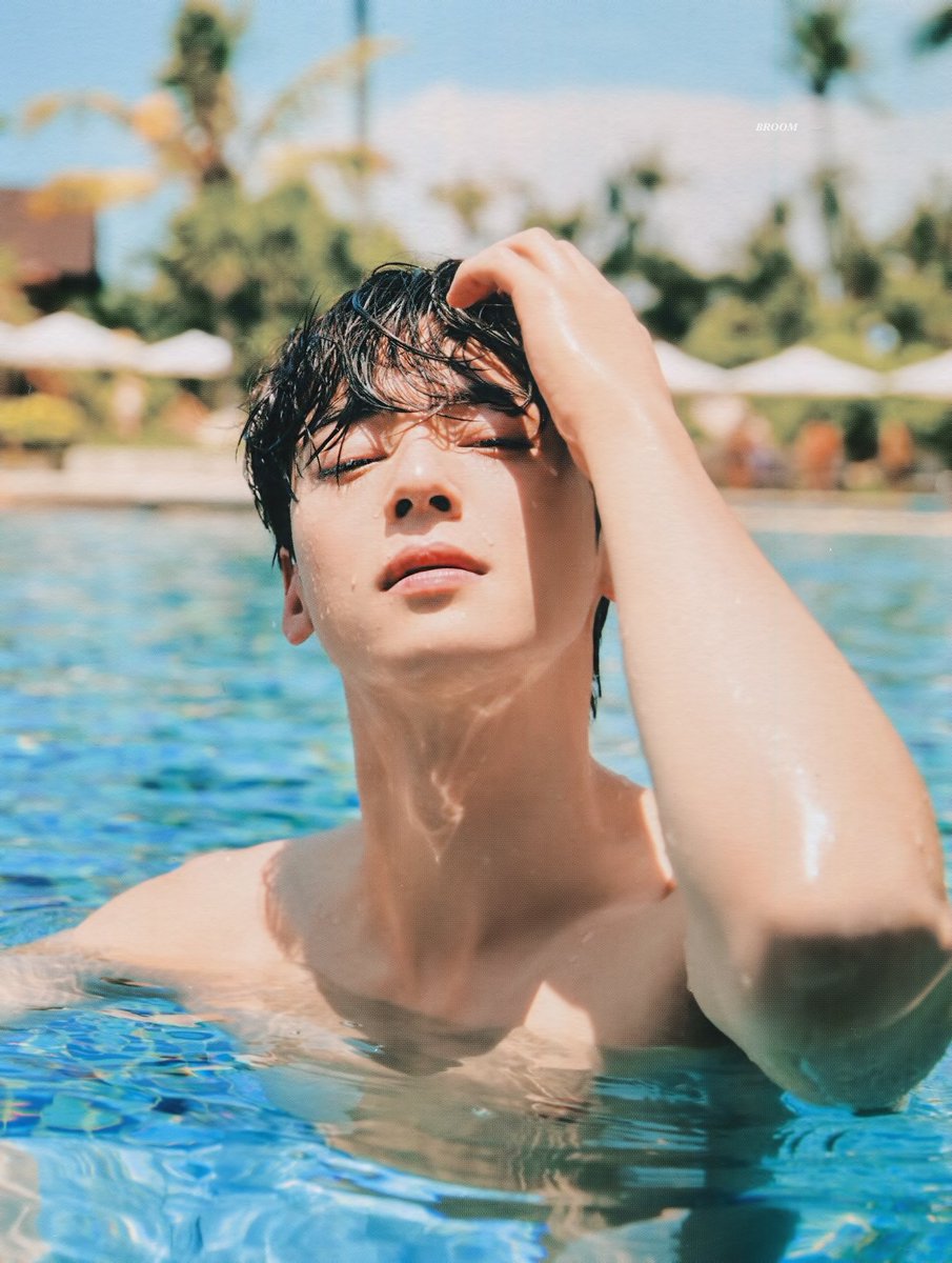 gabylesma's tweet photo. Conseguir este photobook, fue todo un tema. Me encanta.

Cha Eunwoo siendo sexy en la piscina y después siendo tímido viendo estas fotos 🤭 https://t.co/yOpoocjfXp