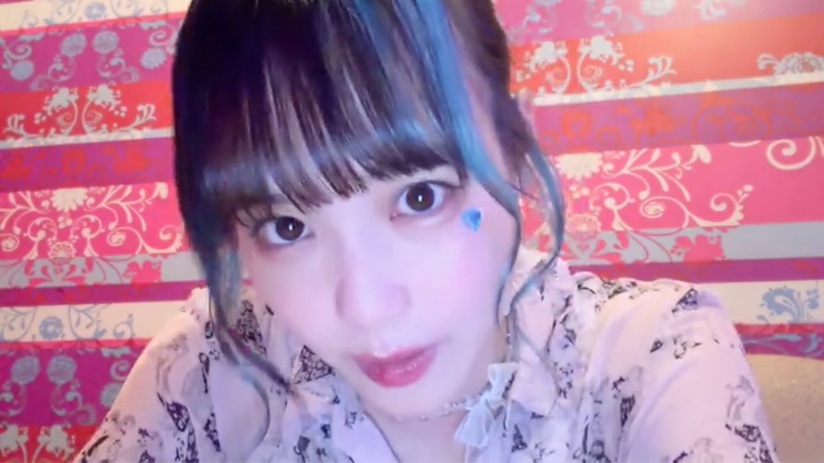 Tlick7's tweet photo. ライブとライブの合間にカラオケ屋からの配信は、池袋の例のうんち話しが結構長いこと続いたり、電子版100円セールが始まったモブサイコ100の話し等で楽しかったし可愛かった☺️

ちょっとした空き時間にとりとめのない話しでしたが、ずっと楽しそうに話してていい感じでした👍
#もぶぴ 
#もぶぴキャス https://t.co/AFMDHNhtZC