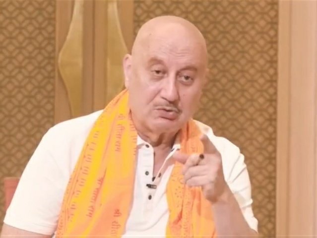 KraantiKumar's tweet photo. कश्मीरी ब्राह्मण अनुपम खेर साहब का कहना है मुग़लों ने देश को लूटा, 

मुग़लों ने मंदिरों को बर्बाद किया. पुजारियों की हत्या की. और बेशकीमती सामानों को लूटा.

अनुपम खेर देश के युवाओं को गलत जानकारी देकर भड़का रहे हैं. इस झूठे आदमी से पूछना चाहता हूँ, लूट का माल मुग़ल कहां ले गए ?

मुग़लों ने यहीं शासन किया, भव्य मुगलकालीन इमारतों का निर्माण किया और यहीं सुपुर्द-ए-खाक हुए. मुग़ल साम्राज्य में दुनिया की GDP में भारत का अनुमानित हिस्सा 25% था.

मुग़ल काल में भारत की सरहदें मजबूत हो गयी. बाहरी आक्रमण बंद हो गया. अनुपम खेर से सवाल है 1000 AD में हिन्दू राजा Jayapala और राजा Anantapala आपस में एक दूसरे से साथ क्या कर रहे थे ? बोलो तो पूरी लिस्ट जारी कर दुं, बुखार आ जाएगा.