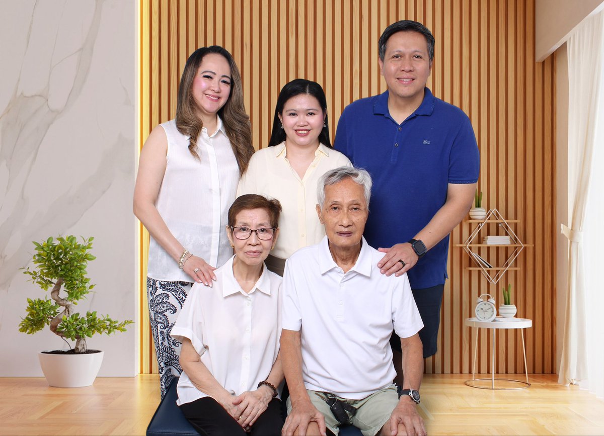 RegineCruz20's tweet photo. Finally updated version of our family photo. https://t.co/Ea4ZAnm8Ru
