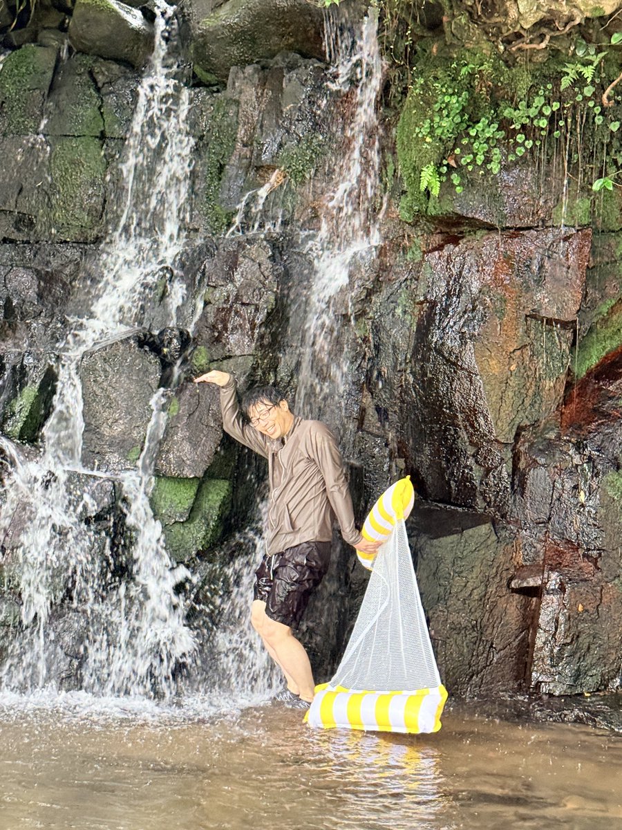 mechanicmanager's tweet photo. 心の汚れを浄化するために滝に打たれるほいさ部長（足を滑らせそうで片足は上げられなかった） https://t.co/BZK0RBAYxc