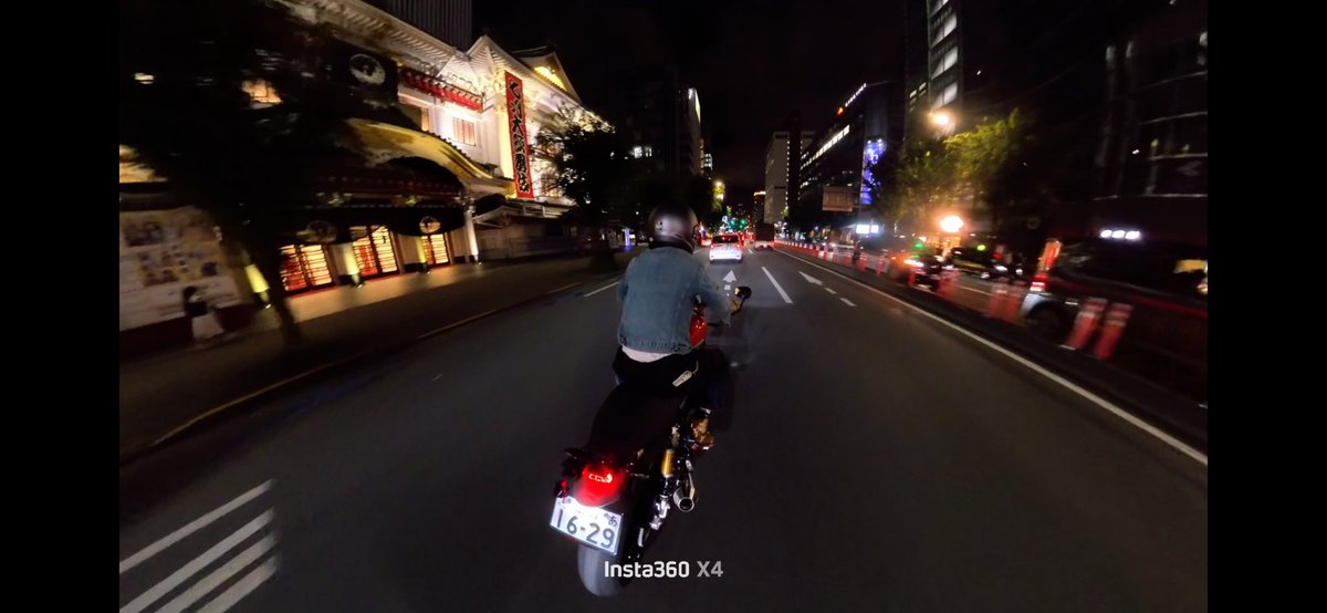 rs1200speedtwin's tweet photo. 還暦祝いに子供たちからプレゼント🎁してもらっInsta360で夜景を撮りに。
モトブログなんかやる気はさらさら無い(編集できないし)けれど、スゲェ綺麗に撮れるし自動編集もしてもらえるから気持ちはわかるな🥴
#triumph
#speedtwin
#Insta360 https://t.co/jTjXACmVpG