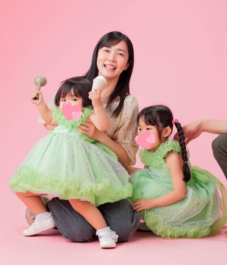 suzuhiro1128's tweet photo. 4月に娘の2歳記念で撮影してもらったたくさんの写真データが届いた！
普段娘たちの写真は撮るけど、娘たちとの写真はなかなかないのでいい機会。
こうして見ると、2人のプリンセスに囲まれたわたしはママの顔をしてるんだな☺️ https://t.co/MZ1GhdROQ5