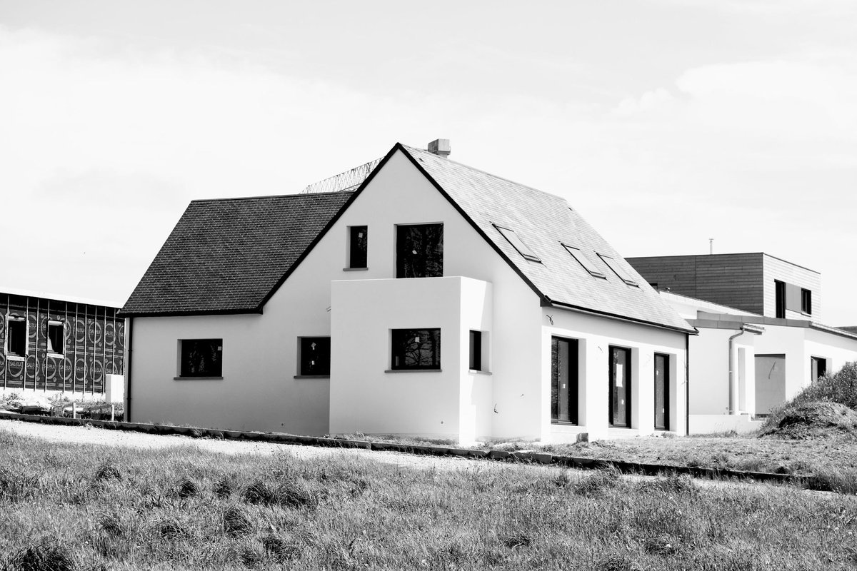 maisons's tweet photo. Maison contemporaine sets a crisp gabled volume against a quieter modern wing. White rendered walls, dark roof planes and carefully placed openings give the composition a measured, lucid character.

Photo: Richard REVEL / Pexels https://t.co/5bgGraVExB