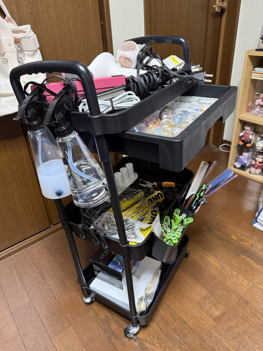 美容師の人が使ってるワゴン擬き買ってウィッグセットに使う物全て入れ