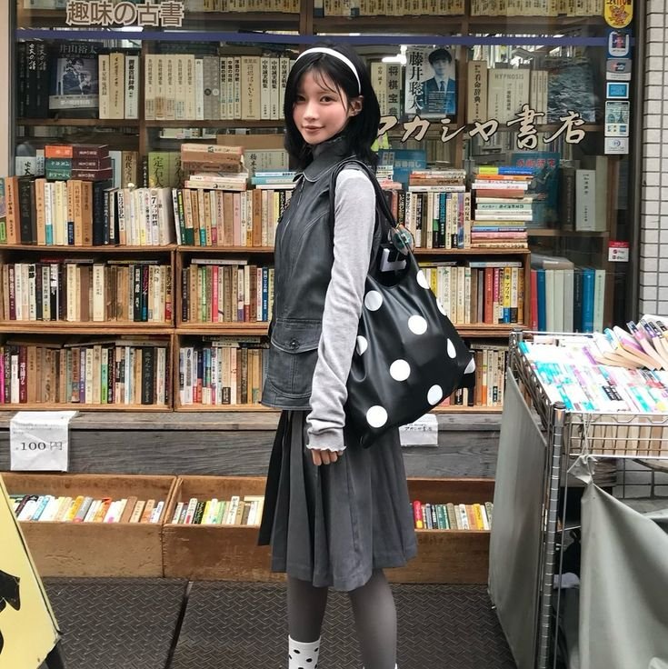 enamiew's tweet photo. Mm okay~! 📖🤍🖤 https://t.co/pYztg6ynLU