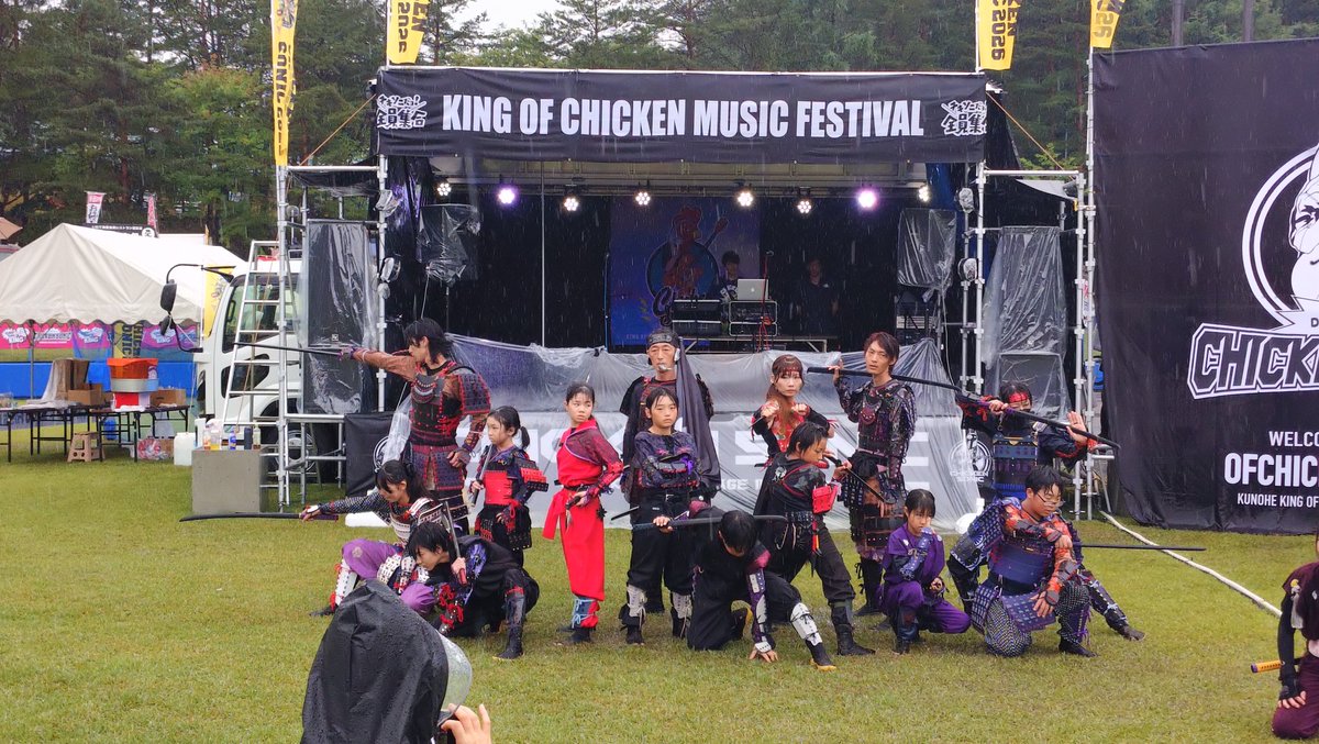 Kowake_Shadows's tweet photo. 雨の中のチキソニ、お疲れ様でした！
息子2人と夫と行きました😊
次男は気になっていたデスソースを体験できて満足でしたが、長男が雨に濡れるのを嫌がり、途中離脱😭
でも、缶バッジももらえて、痛バがますます二戸色になり幸せです💕
ありがチキございました🐔
 #シャ員00040
 #チキソニ2026 https://t.co/3cMLNeTTlP