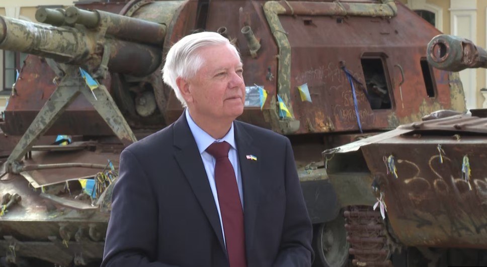 nexta_tv's tweet photo. The death of Senator Graham was linked to Russia in the U.S

American right-wing activist Laura Loomer called for an investigation into the death of Senator Lindsey Graham, suggesting that Russia or Iran could be involved.

She linked the senator’s death to the fact that shortly before it, Graham had advocated in Ukraine for tougher sanctions against Russia.

Loomer also recalled that Russian ideologue Alexander Dugin had previously called for his elimination.

“Did Russia just kill an American senator?” Loomer wrote.

It was previously reported that Graham’s cause of death was cardiac arrest.
