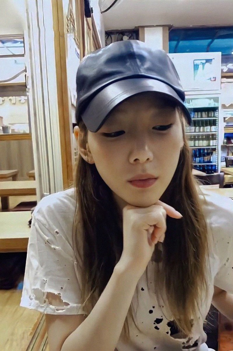 _threezeronine's tweet photo. เอางี้ ไม่เคยเจอใครใส่เสื้อขาดเป็นรูแล้วยังดูดีได้ขนาดนี้ พี่แทยอนตรงสเปคชั้นจัดๆอะ เสื้อเป็นรูชั้นยังมองว่าเท่เลย https://t.co/rA6xNxbNUW
