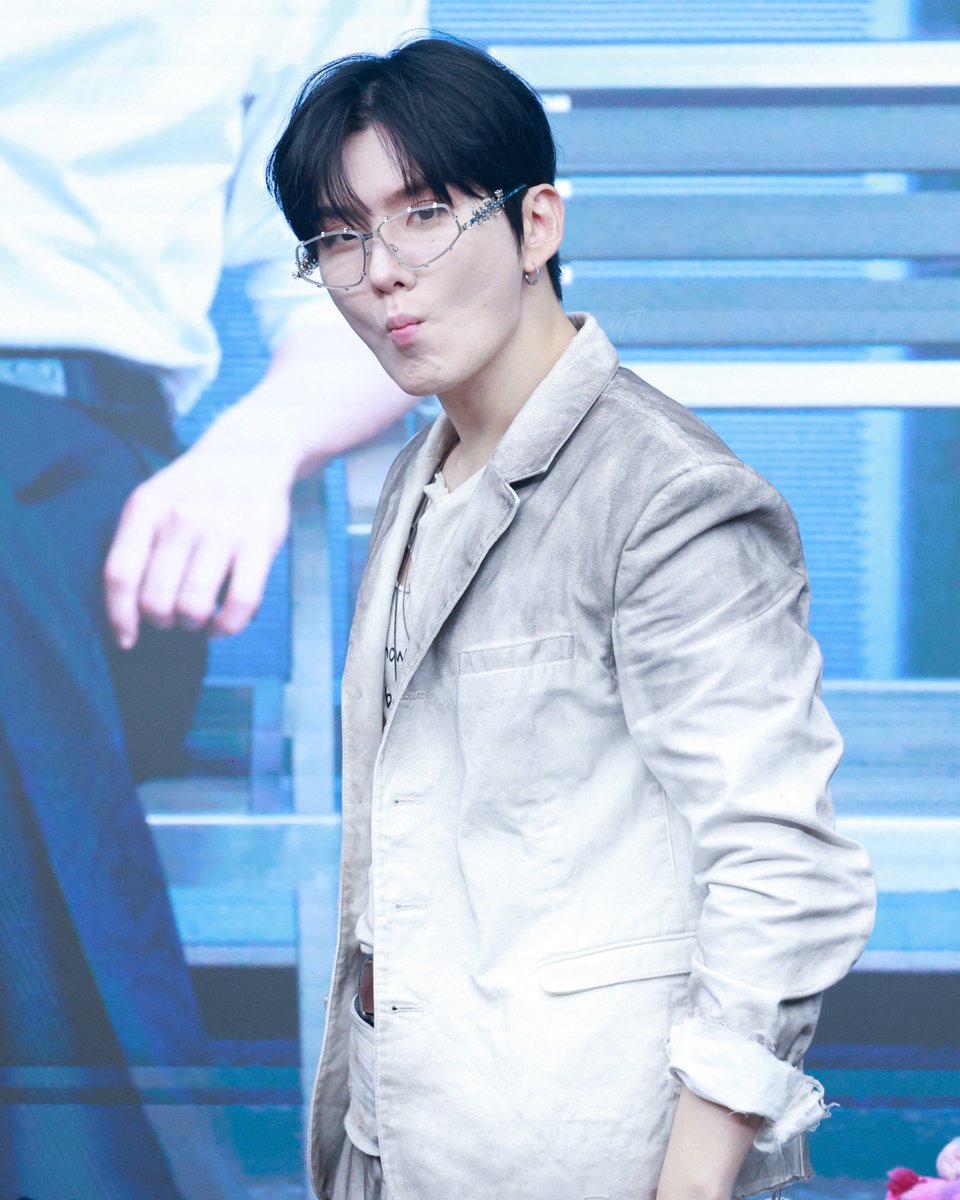 mbb_da_'s tweet photo. 260712 헬로라이브 대면 팬싸

우리 아기가 언제 그랬어ㅠ

#몬스타엑스 #MONSTA_X 
#기현 #KIHYUN https://t.co/zHK324cBOI
