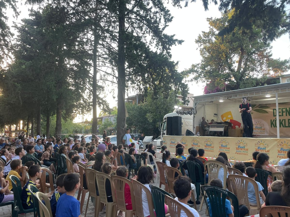 hataytoplumsal's tweet photo. Defne'nin Dalında Barış, Köklerimizde Direniş Var şiarıyla Evvel Temmuz Kültür Sanat Festivali Defne'de gençlerin grafiti-müzik atölyesi ve çocukların eş zamanlı atölyeleri-pantomim sahnesi ile Samandağ'dan sonra devam ediyor.
#EvvelTemmuzKültürSanatFestivali 
#EvveltemmuzKSF https://t.co/0bTsW0x3Zt