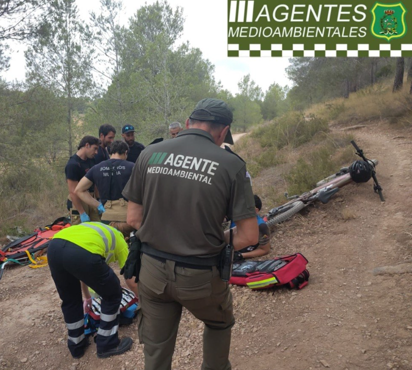 112rmurcia's tweet photo. Servicios de emergencia rescatan, atienden y trasladan a ciclista herido por una caída fortuita ocurrida en Las Navetas, cerca de la Cresta del Gallo, #Murcia

🚴‍♀️https://t.co/rz3NtdlaCY

Fotografías facilitadas por @aamm_murcia https://t.co/c8BbSU29jq