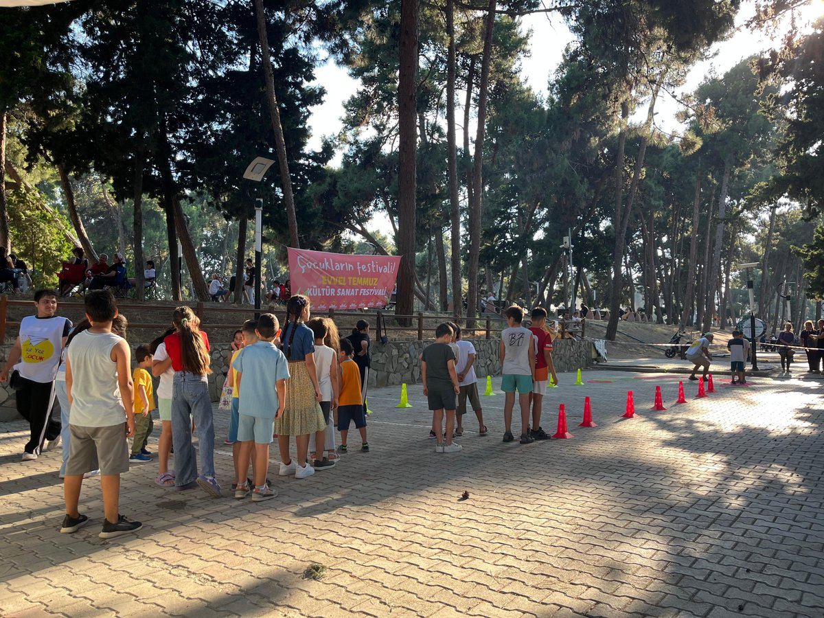 hataytoplumsal's tweet photo. Defne'nin Dalında Barış, Köklerimizde Direniş Var şiarıyla Evvel Temmuz Kültür Sanat Festivali Defne'de gençlerin grafiti-müzik atölyesi ve çocukların eş zamanlı atölyeleri-pantomim sahnesi ile Samandağ'dan sonra devam ediyor.
#EvvelTemmuzKültürSanatFestivali 
#EvveltemmuzKSF https://t.co/0bTsW0x3Zt