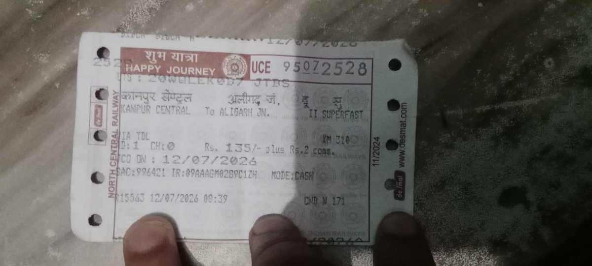 ranu_news's tweet photo. मेरा नाम देवेश कुमार है और मेरे पास टिकट भी था लेकिन कानपुर सेंट्रल प्लेटफार्म नंबर 2 में मेरी ट्रेन ख़डी थी और मुझे अलीगढ जाना था लेकिन जैसे ही मै ट्रेन मे चढ़ना चाहा वैसे ही RPF वालों ने मुझे ट्रेन से खींच लिया और मुझे पकड़कर मेरा जबरन 2000 हजार का चालान काट दिया @RPF_INDIA https://t.co/HS34enhH7J