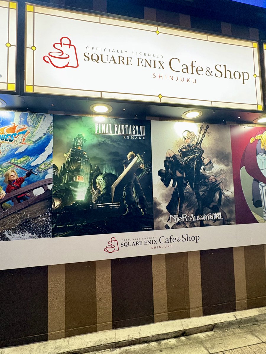 aki_ainsomnia's tweet photo. 1階がグッズショップ、2&amp;3階がカフェ
スクエニ公式のショップは、新宿ではアルトニア(新宿区新宿6-27-30)がありますが、
新しくできたこちらのショップの方が、新宿駅からの近さ(新宿駅から徒歩1分)、営業時間の長さの点でお勧めです。
商品の品揃えの点では、アルトニアがお勧めです。 https://t.co/lzDW7CxQaZ