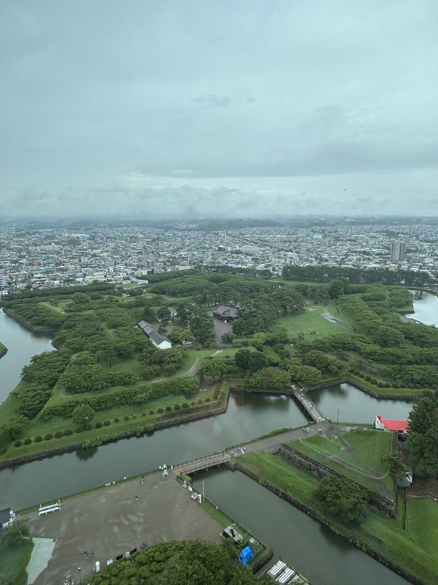 ryotata0324's tweet photo. 〜北海道旅行2日目〜
昨日の夜中に函館山の夜景見に行った。霧がかかっててMAXではなかったけど、十分綺麗やった！✨そして、北海道の3大ラーメンの1つ、まずは函館しおラーメンを制覇してきた！夕方移動して今は登別温泉へ！♨️ゆっくり温泉に浸かって疲れを癒します^ ^ https://t.co/4tKz3fS5Sb