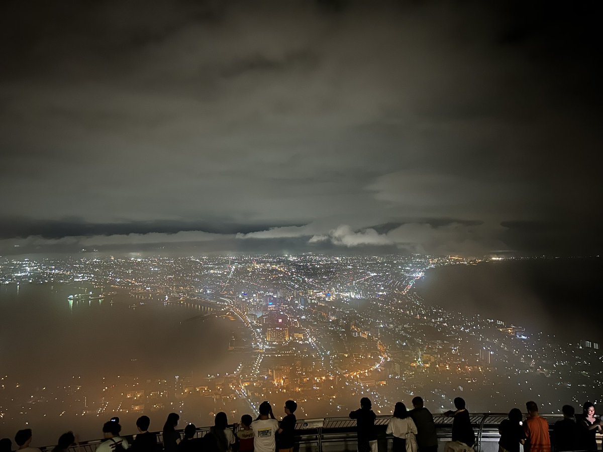 ryotata0324's tweet photo. 〜北海道旅行2日目〜
昨日の夜中に函館山の夜景見に行った。霧がかかっててMAXではなかったけど、十分綺麗やった！✨そして、北海道の3大ラーメンの1つ、まずは函館しおラーメンを制覇してきた！夕方移動して今は登別温泉へ！♨️ゆっくり温泉に浸かって疲れを癒します^ ^ https://t.co/4tKz3fS5Sb