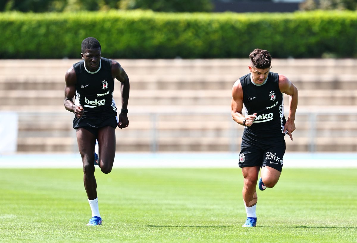 Besiktas's tweet photo. Slovakya’da günün ilk antrenmanı. 🦅 https://t.co/A8PwauM6mc