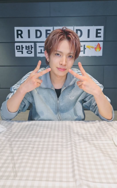 EVANFlLMS's tweet photo. EVAN posing for EVERS on his live 🐹

#에반 #EVAN #희승 #HEESEUNG https://t.co/dBPCihHM2i
