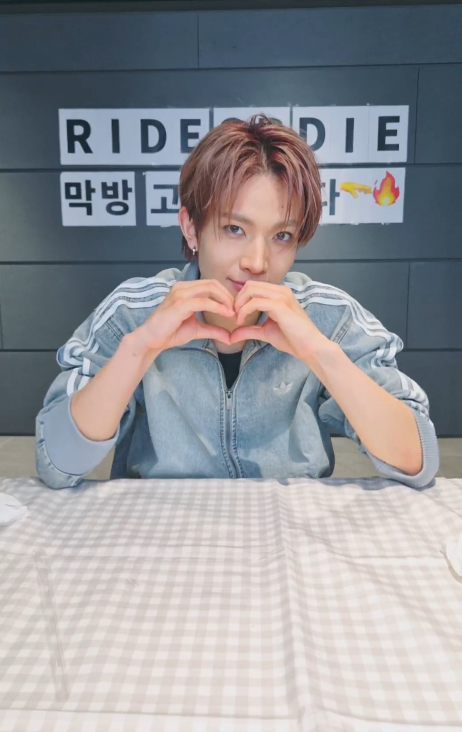 EVANFlLMS's tweet photo. EVAN posing for EVERS on his live 🐹

#에반 #EVAN #희승 #HEESEUNG https://t.co/dBPCihHM2i
