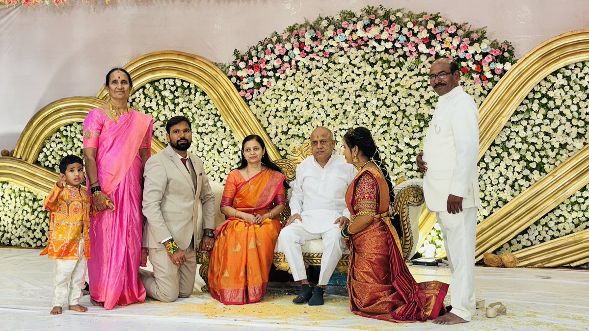 bsmalemath's tweet photo. ಶ್ರೀ ಇಂಟರ್ನ್ಯಾಷನಲ್ ನಲ್ಲಿ ಉಳ್ಳಾಗಡ್ಡಿ ಪಾಟೀಲ್ ಕುಟುಂಬದ ಮದುವೆ ಕಾರ್ಯಕ್ರಮದಲ್ಲಿ ಪಾಲ್ಗೊಂಡು ಶುಭಕೋರಲಾಯಿತು -CONVEYED BEST WISHES IN THE MARRIAGE FUNCTION OF DEAR ONES https://t.co/UXw5ZdetMH