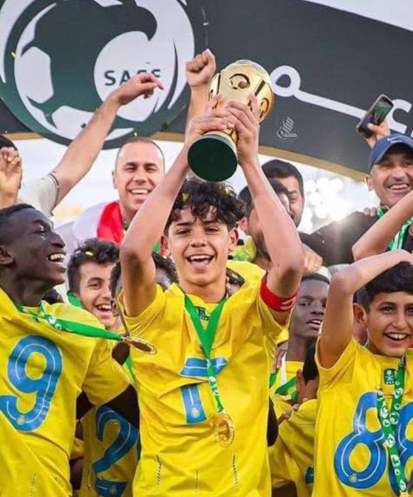 Cristianojrpr's tweet photo. First Trophy with Al Nassr 💪 https://t.co/A8hx5k8sbL