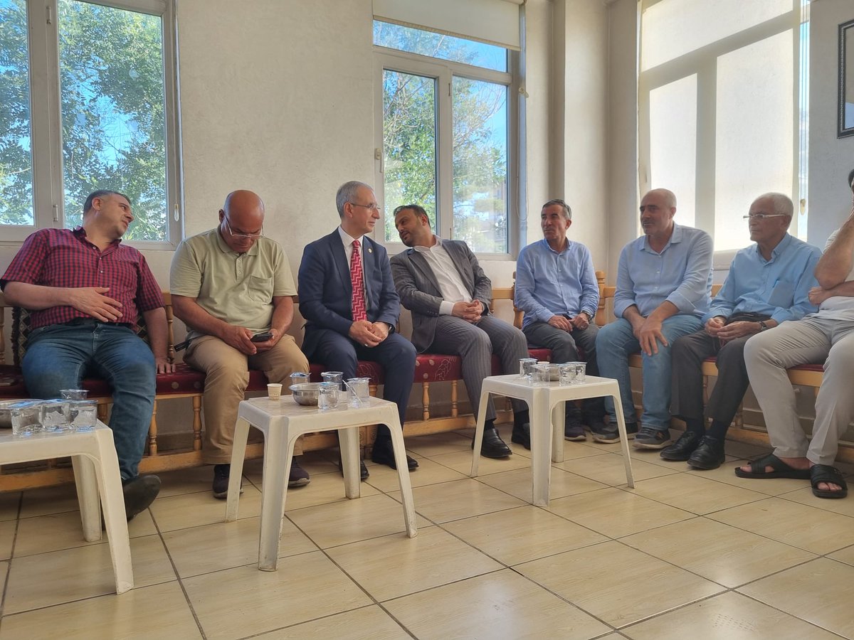 ProfDrDusak's tweet photo. Şanlıurfa’da, Altıparmak ve İren ailelerinin vefat eden fertleri dolayısıyla ailelerini ziyaret ederek başsağlığı dileklerimizi ilettik.

Merhumlara Allah’tan rahmet; kederli ailelerine, yakınlarına ve sevenlerine sabır ve başsağlığı diliyorum. https://t.co/Ylny6KzoHF
