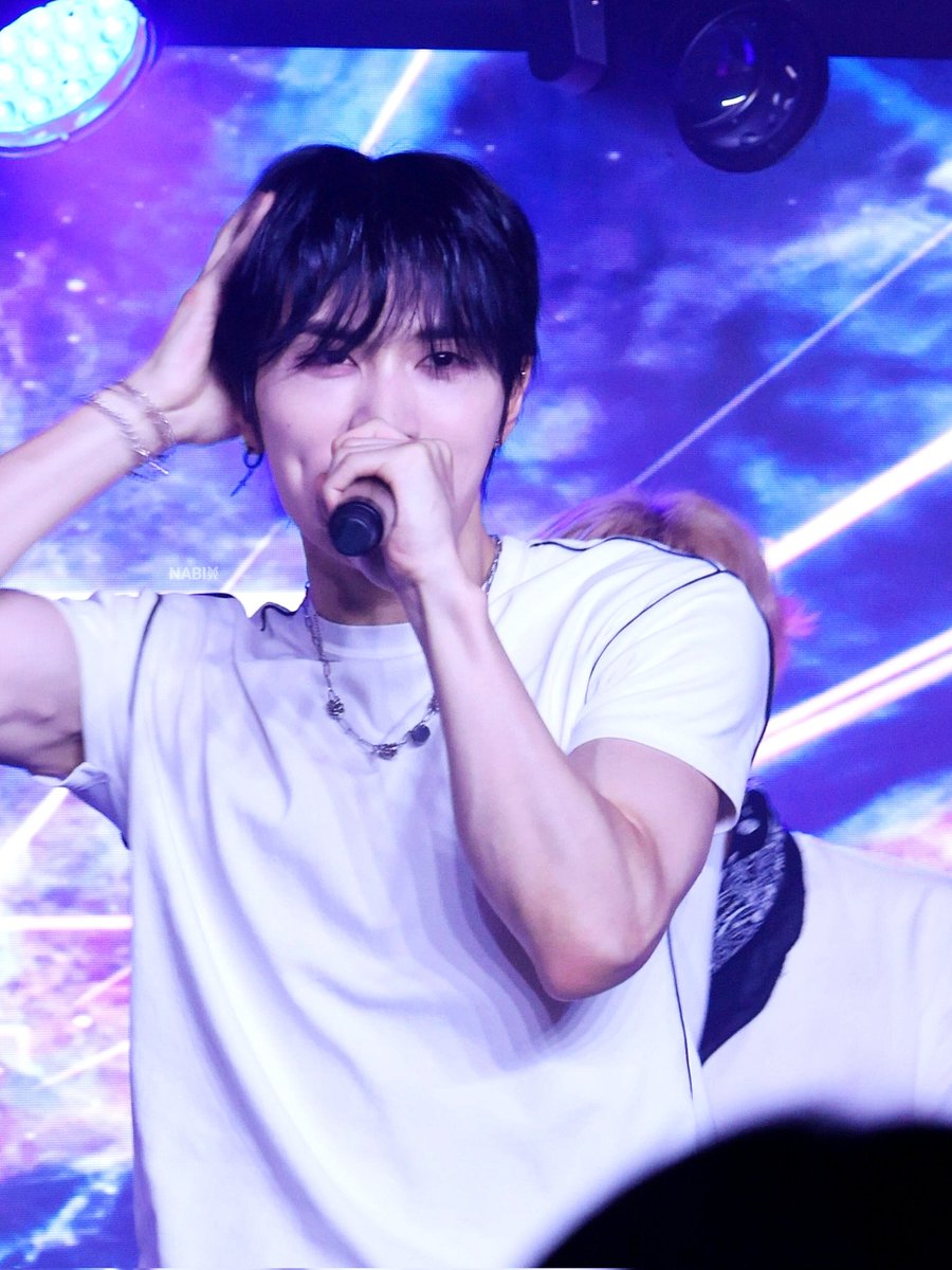 CYY09291017's tweet photo. ✨🤍

#NTX #엔티엑스 #HYEONGJIN #형진 #NABI_SOAR_FOR_NTX

260621 NTX SPECIAL LIVE IN TOKYO RED HEART 2部 https://t.co/zNgbKdtf2o