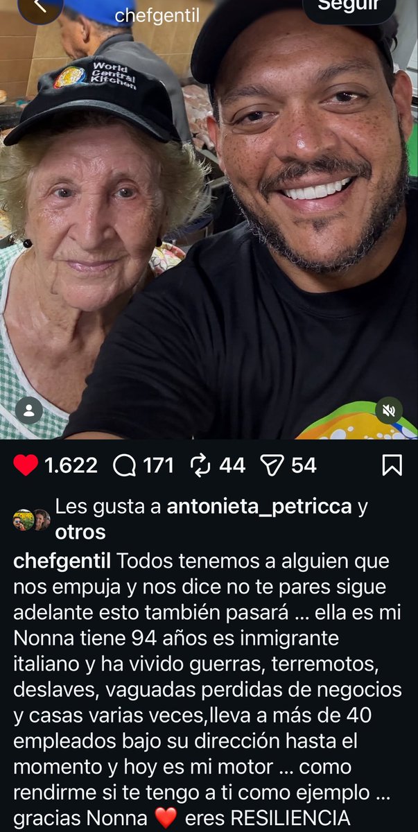 gabyarocha's tweet photo. “Me emociono porque veo una humanidad, un apoyo… Si te caes, hay que darte la mano”. “El bien da la vuelta y regresa”.
Cuánta generosidad, fortaleza y sabiduría hay en la Nonna del chef Gentil.
94 años y ayuda a hacer 1000 comidas diarias en el Club Puerto Azul.
Pura inspiración https://t.co/6YJbxHyEbq