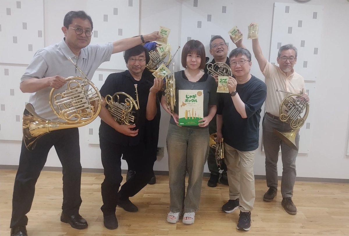 U02QaTqUhO90709's tweet photo. 7月12日は6名で、10月のウインド・オーケストラin熊谷の練習をしました。ホルンアンサンブルの定番曲を、ゆっくりのテンポから丁寧にさらいました。
北海道のお土産をもらったので、それを持って写真を撮りました。

#ホルン #horn
#ホルンアンサンブル
#団員募集
#さくらホルンの会 https://t.co/xfMbB20CYY