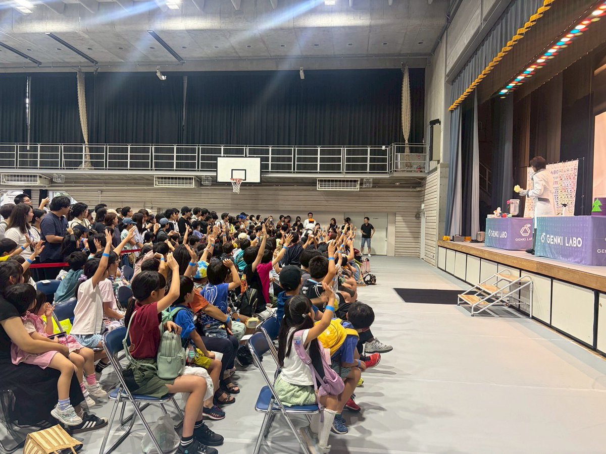 genkiichioka's tweet photo. 今日も200L以上の液体窒素を使って子ども達と楽しんできました😊

液体窒素の正しい”涼み方”
① 古式ゆかしくバナナを凍らせて釘を打つ
② 一瞬でアイスを作って美味しく食べる
③ 雲を作って雨が降るびしょ濡れになって涼む

※もちろん十分に換気して安全対策のもとで行っています https://t.co/xTALQ5ccHh